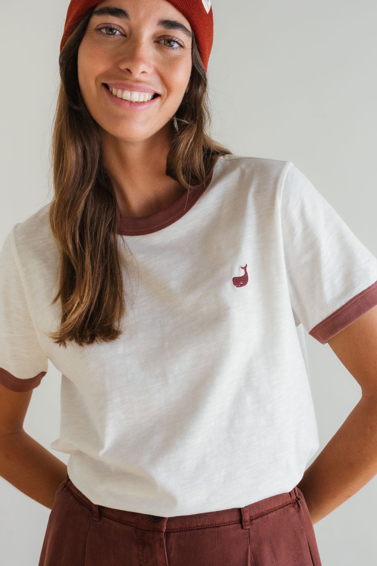 Short-sleeve cream tee with accents