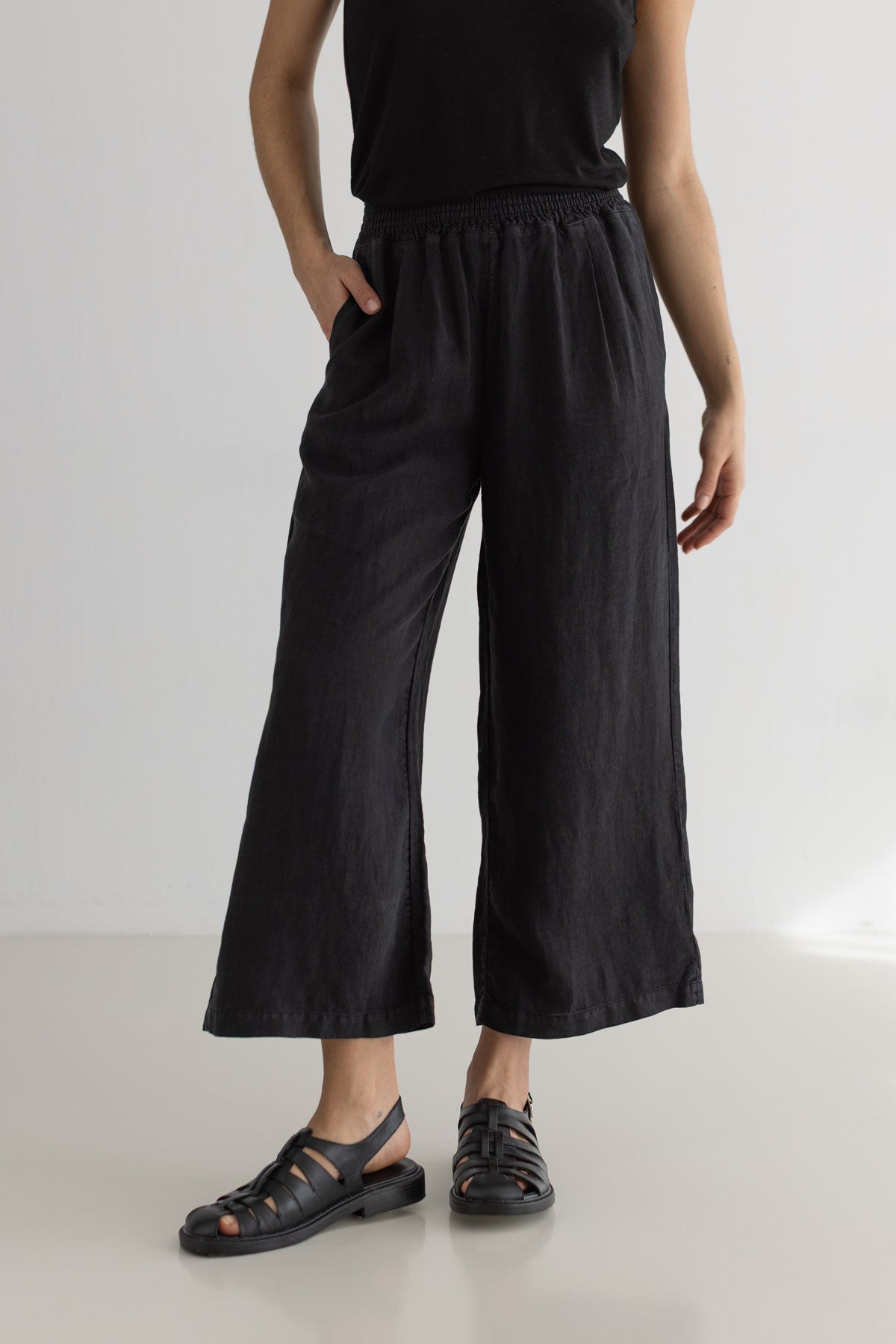 Black linen pants women black top wear view front