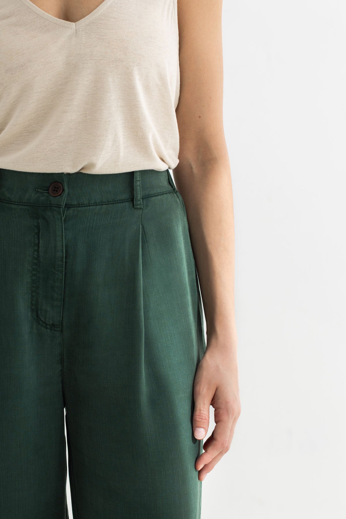 Garden green pants women detail front