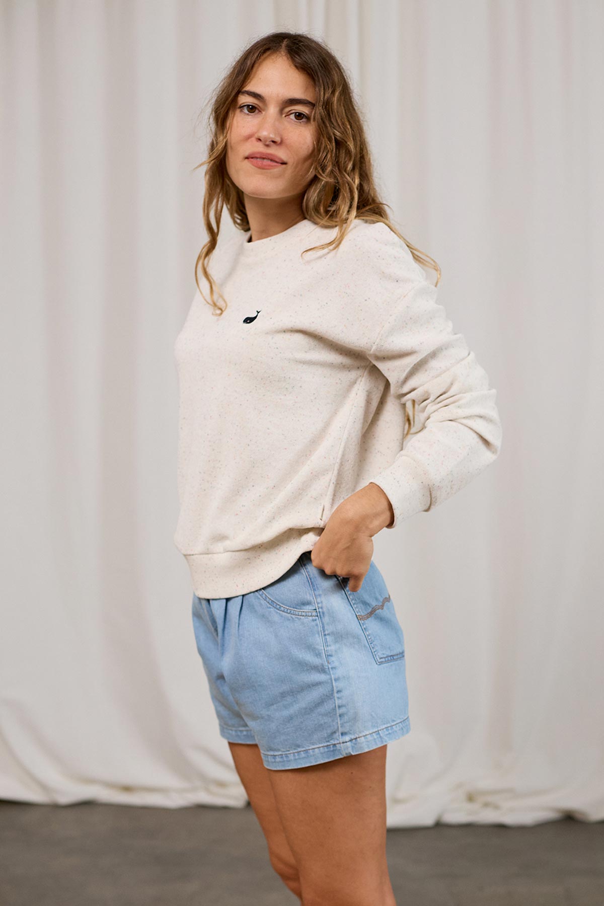 Off-white sweatshirt with multicolour neps