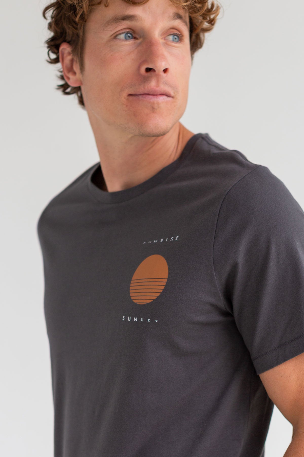 Dark sand roundneck t-shirt men detail front