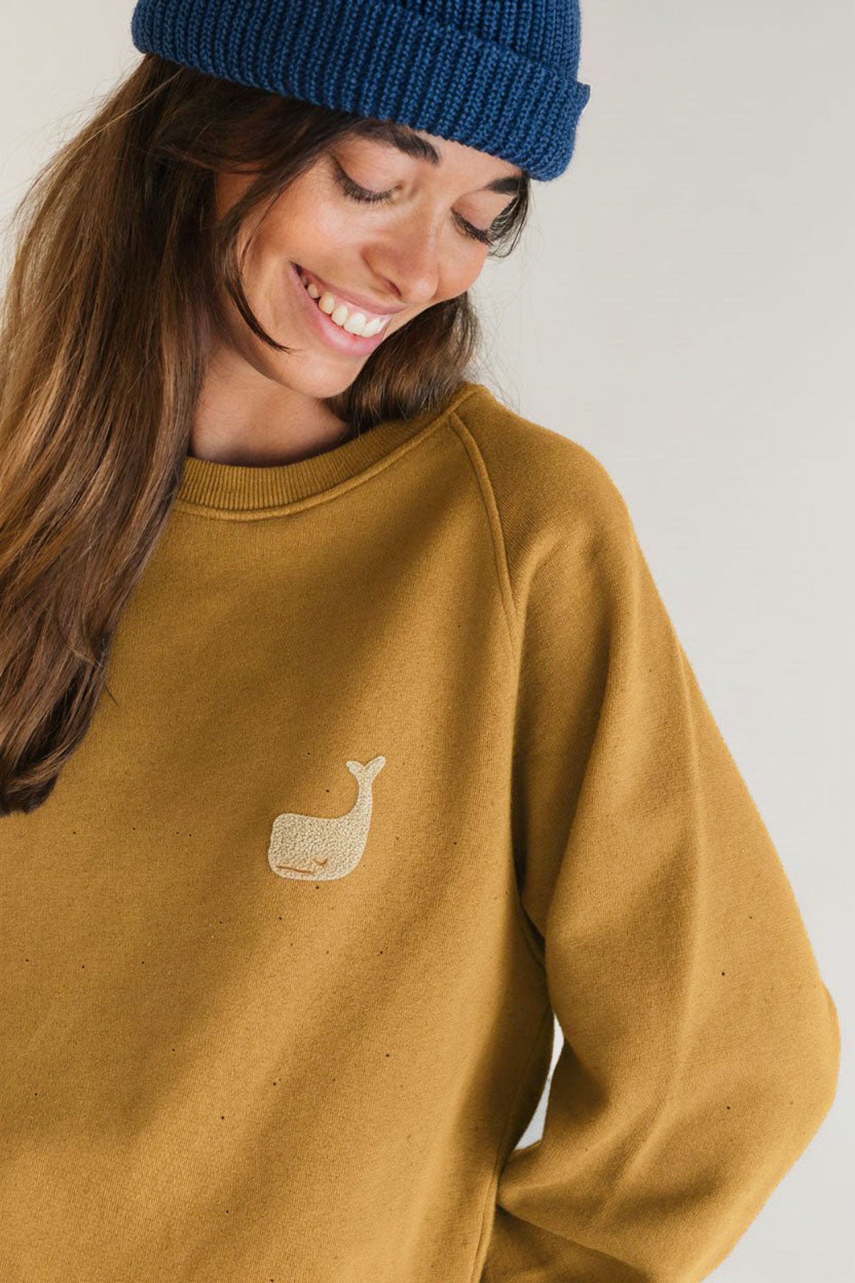 leskov sweatshirt mustard with neps whale detail front