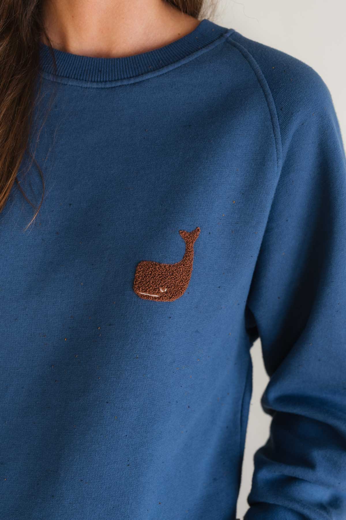 Classic blue crewneck with simples embroidery