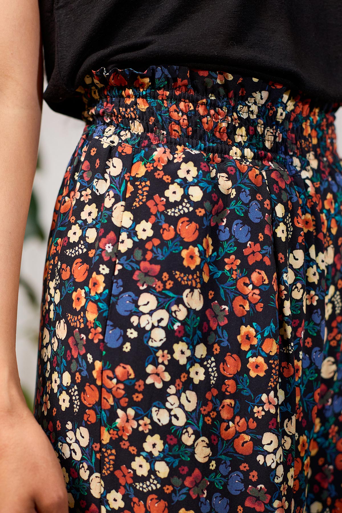 Elastic waistband trousers
