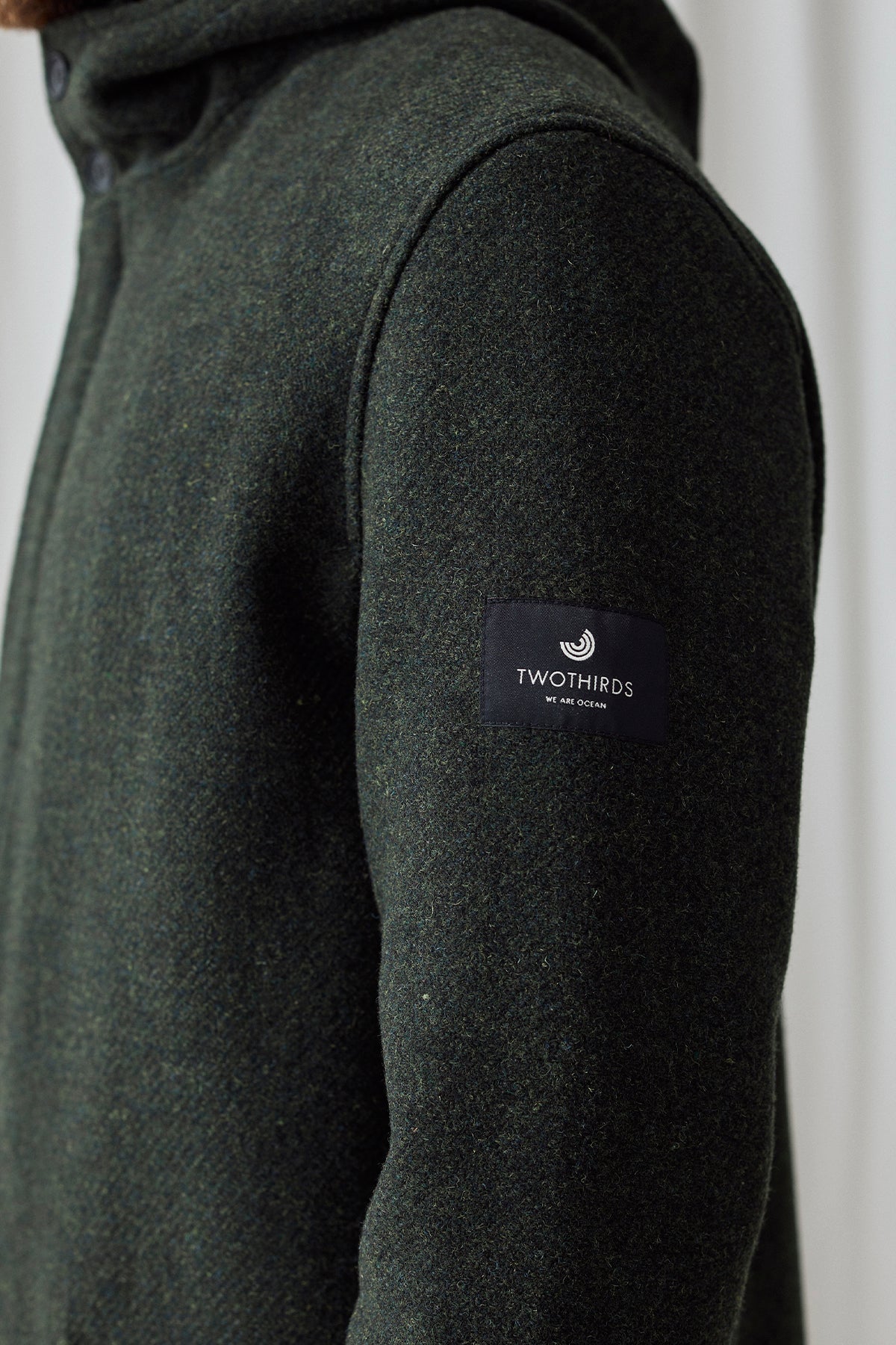 Recycled polyester-lined green parka with logo on sleeve