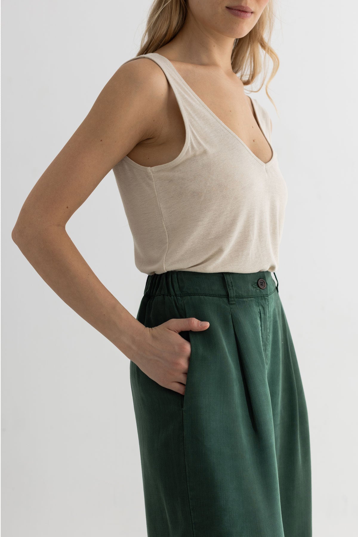 Garden green pants women ecru shirt front