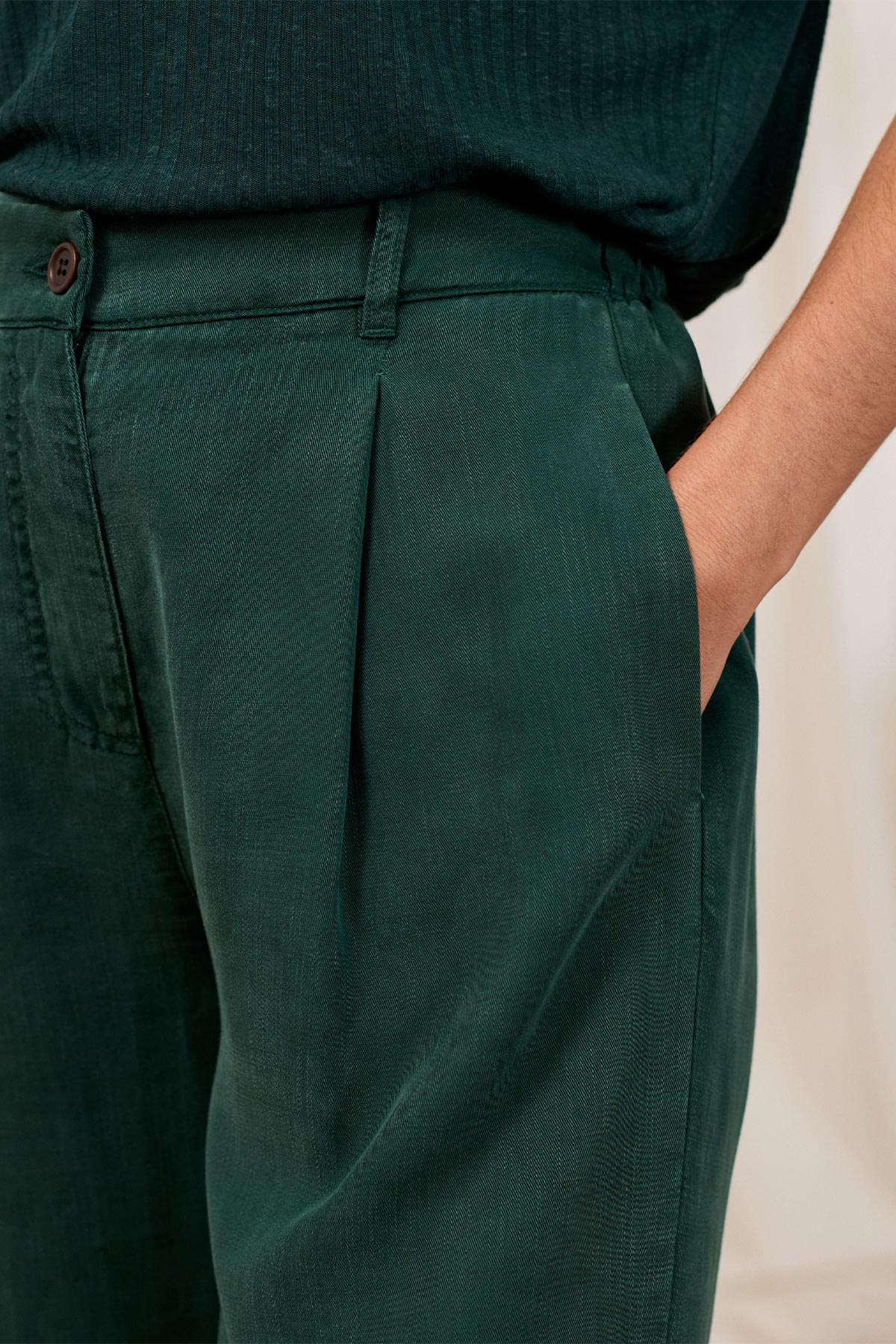 smooth, eco-friendly TENCEL™ pants with ankle-length and a retro vibe