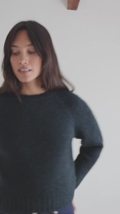 Cozy dark green sweater with ribbed edges