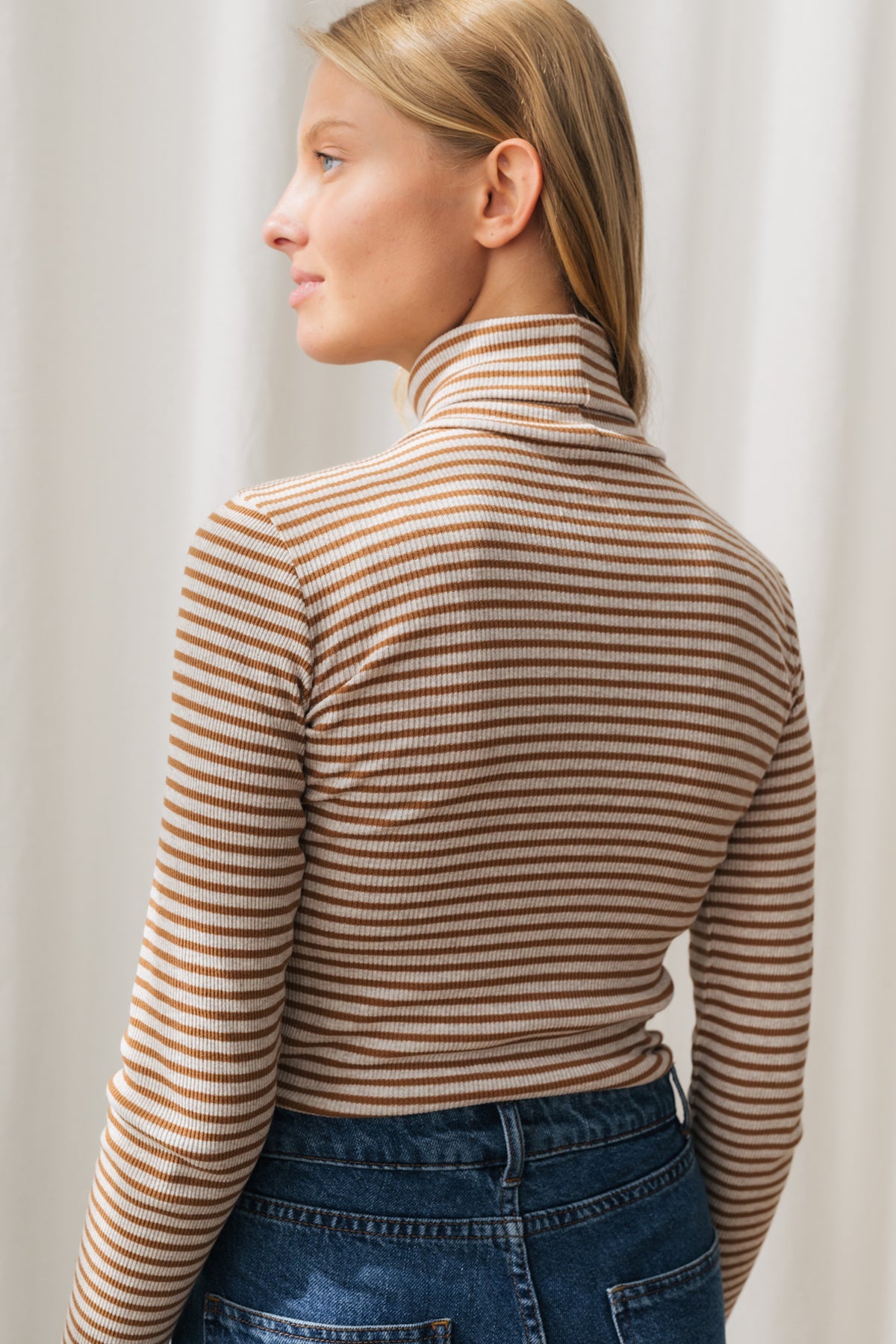 strip print turtle neck top