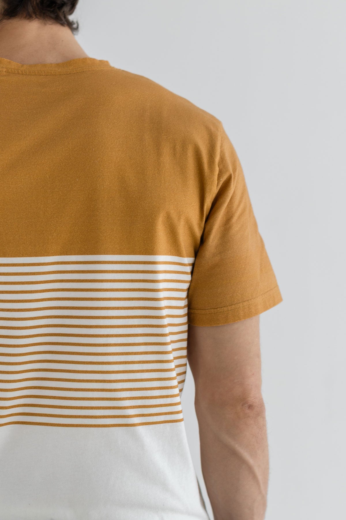 Mustard Colour-block t-shirt men detail back