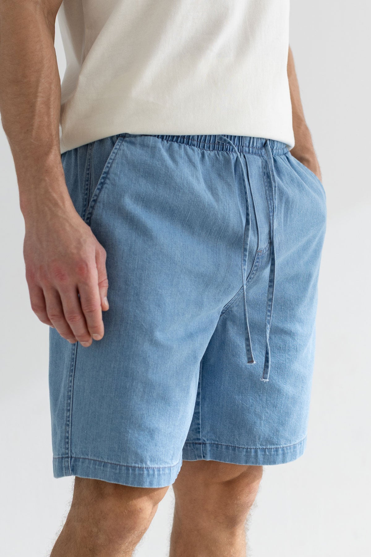 Light blue light denim shorts men light shirt detail front