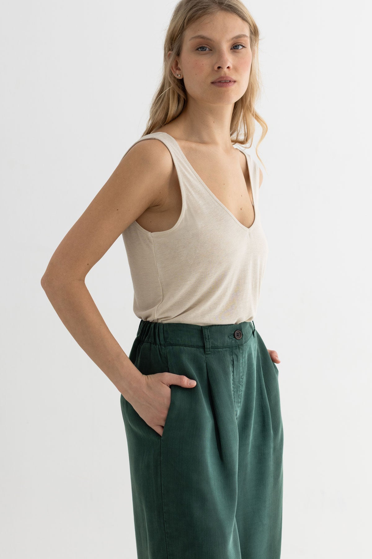 Lino sleeveless top women green pants full body view front