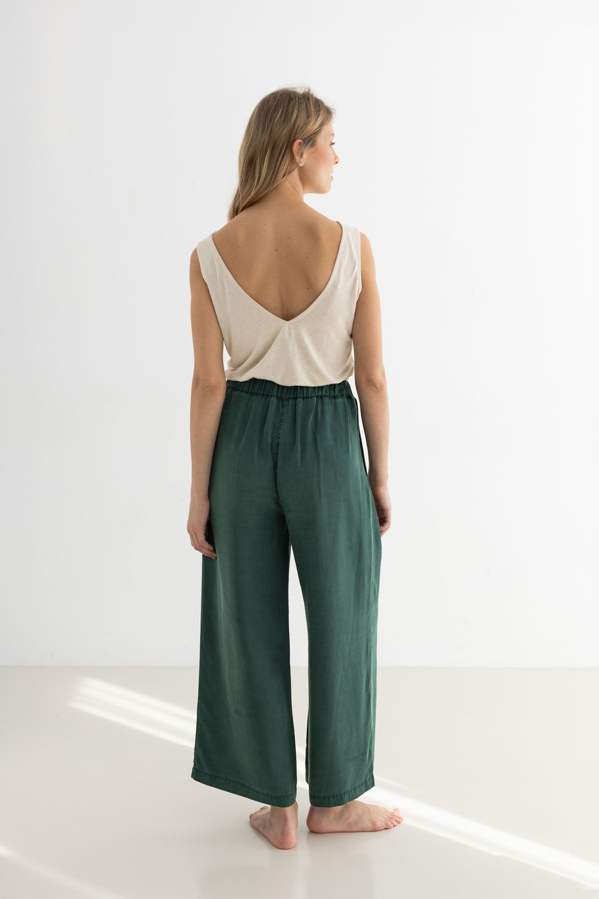 Lino sleeveless top women green pants full body view back