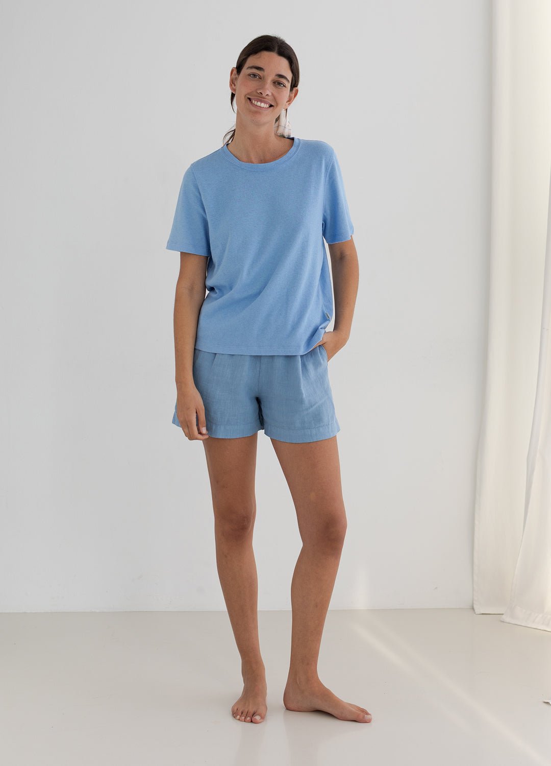 Light linen shorts denim blue women blue tshirt