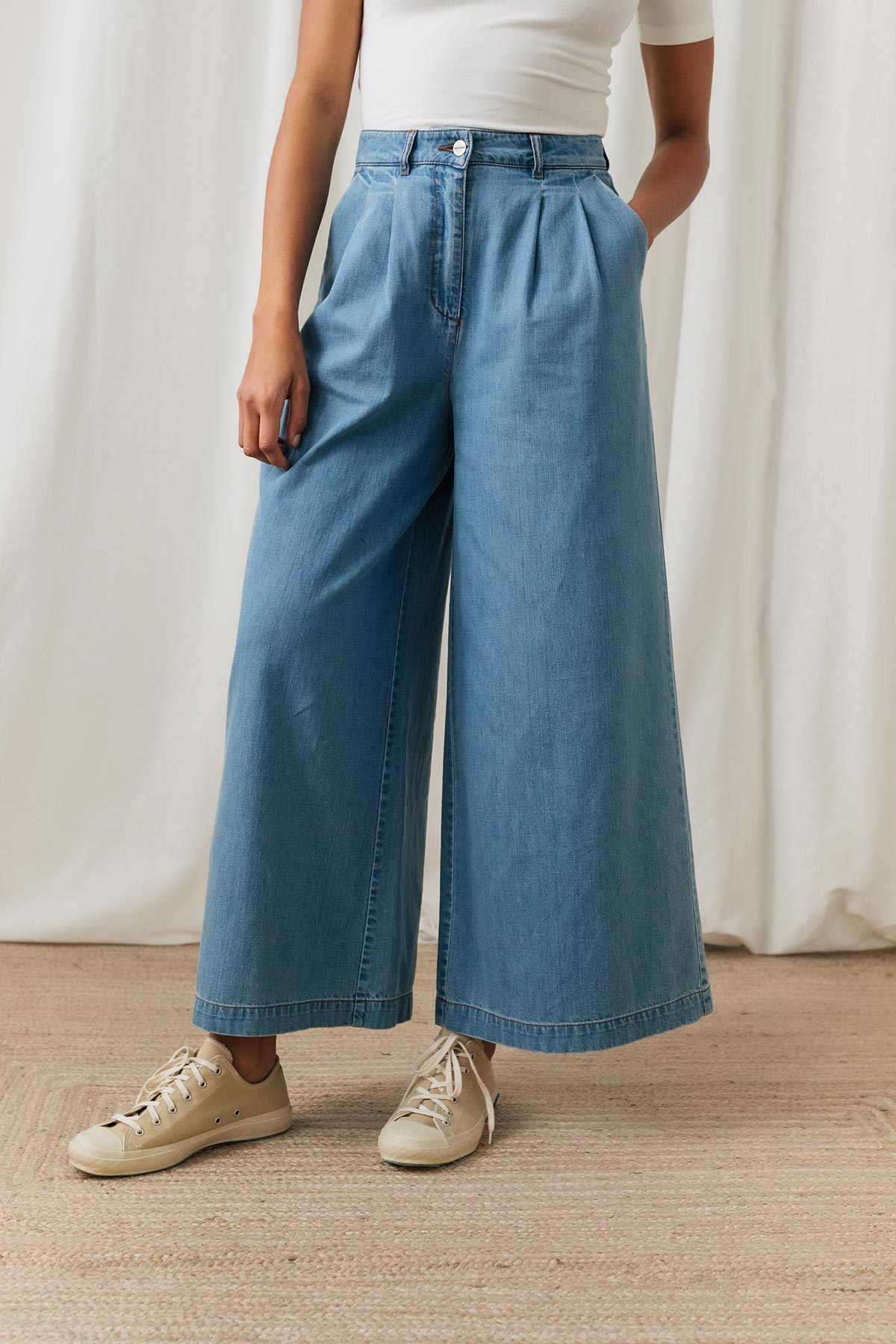 Timeless wide-leg jeans with pockets