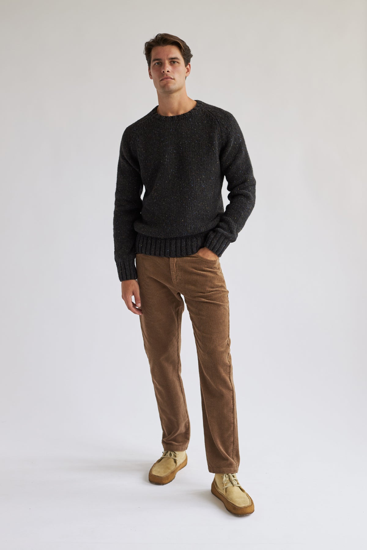 Regular fit with playful neps dark brown knit