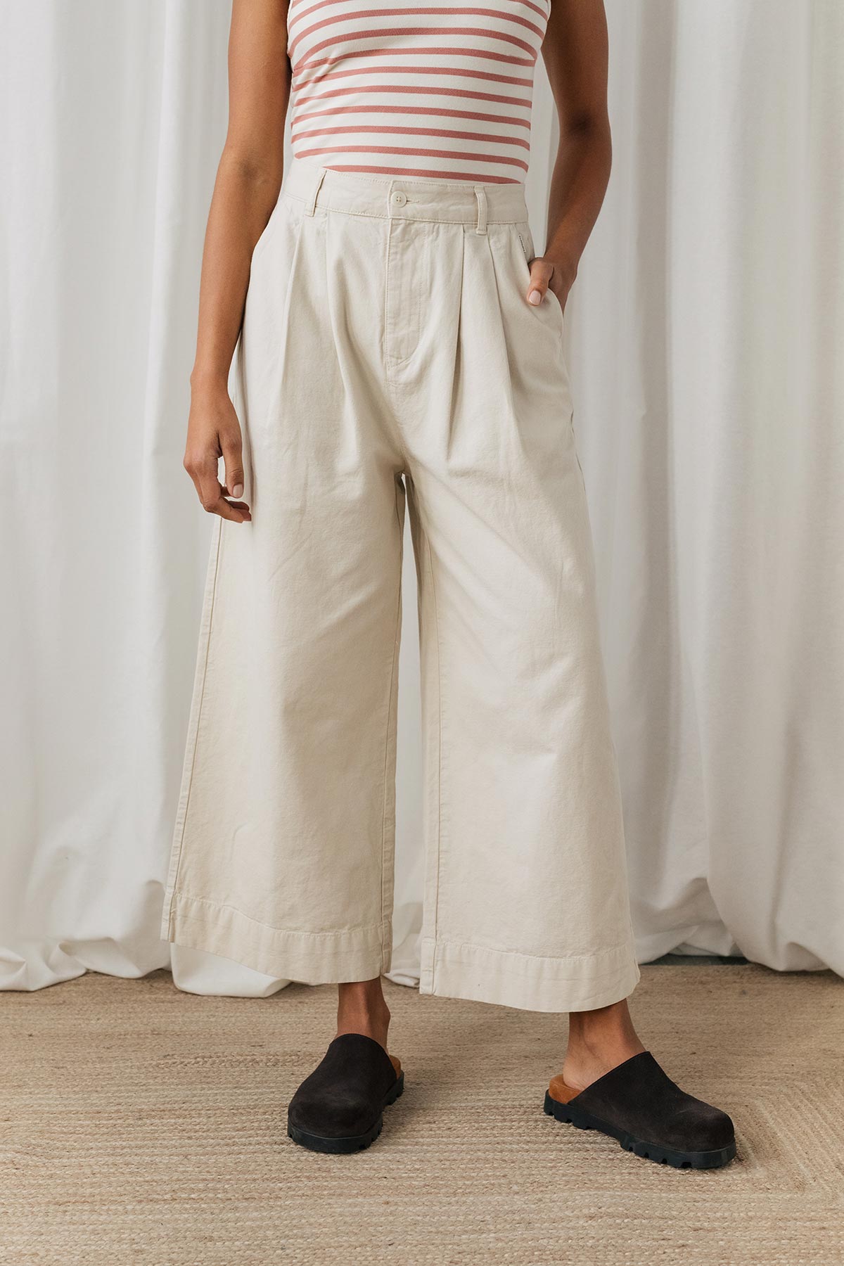 meta-preview, Eco-friendly pleated ankle pants