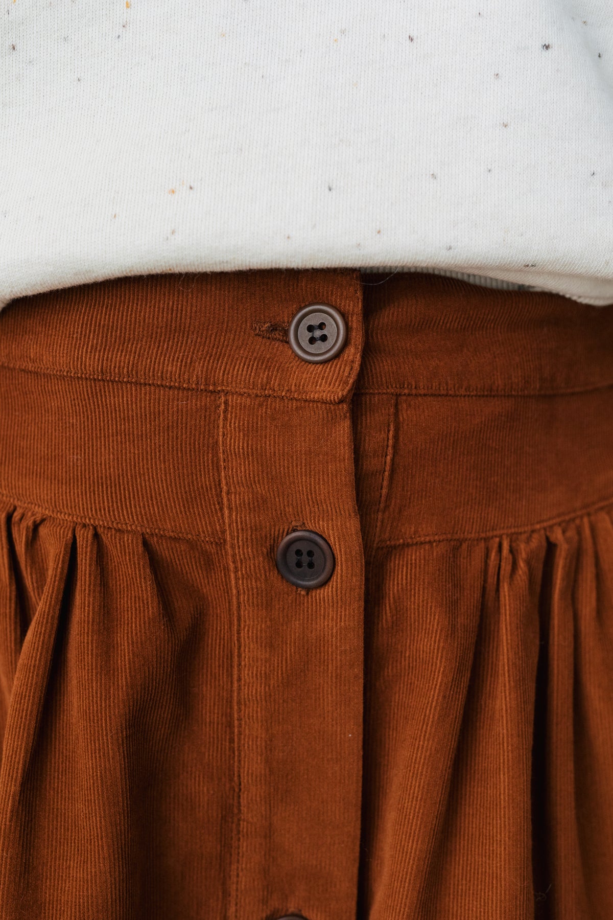 V-shaped yoke brown skirt