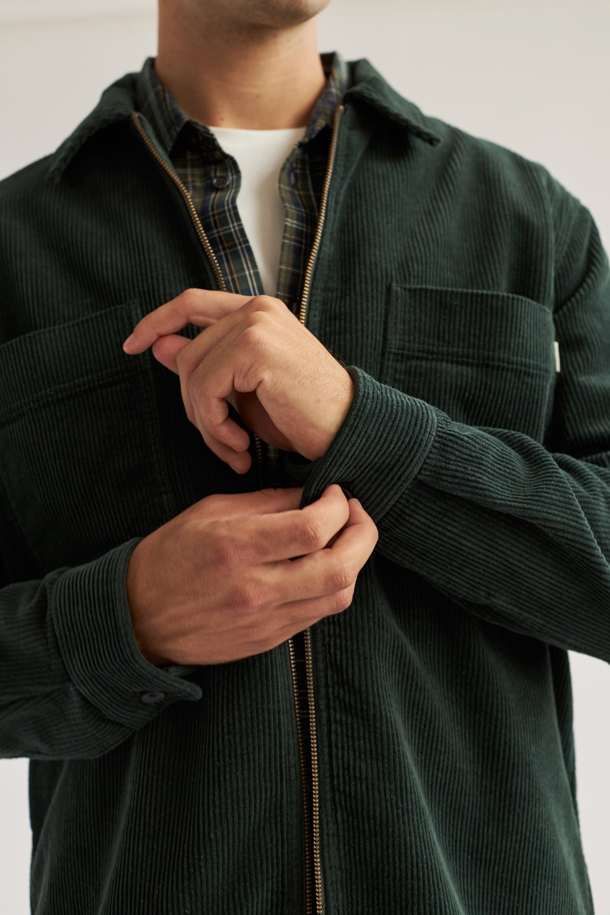 sustainable green overshirt with two pockets