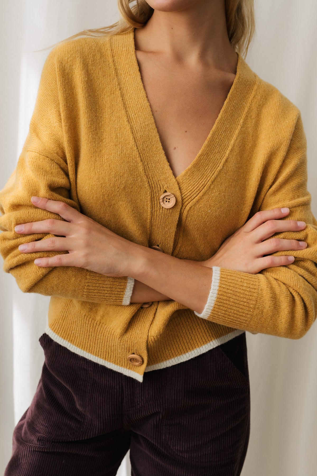 Ecru-coloured edges vegan cardigan