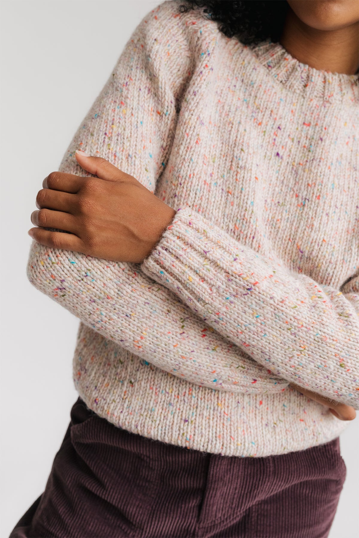 Knit with raglan sleeves and colorful neps for women.