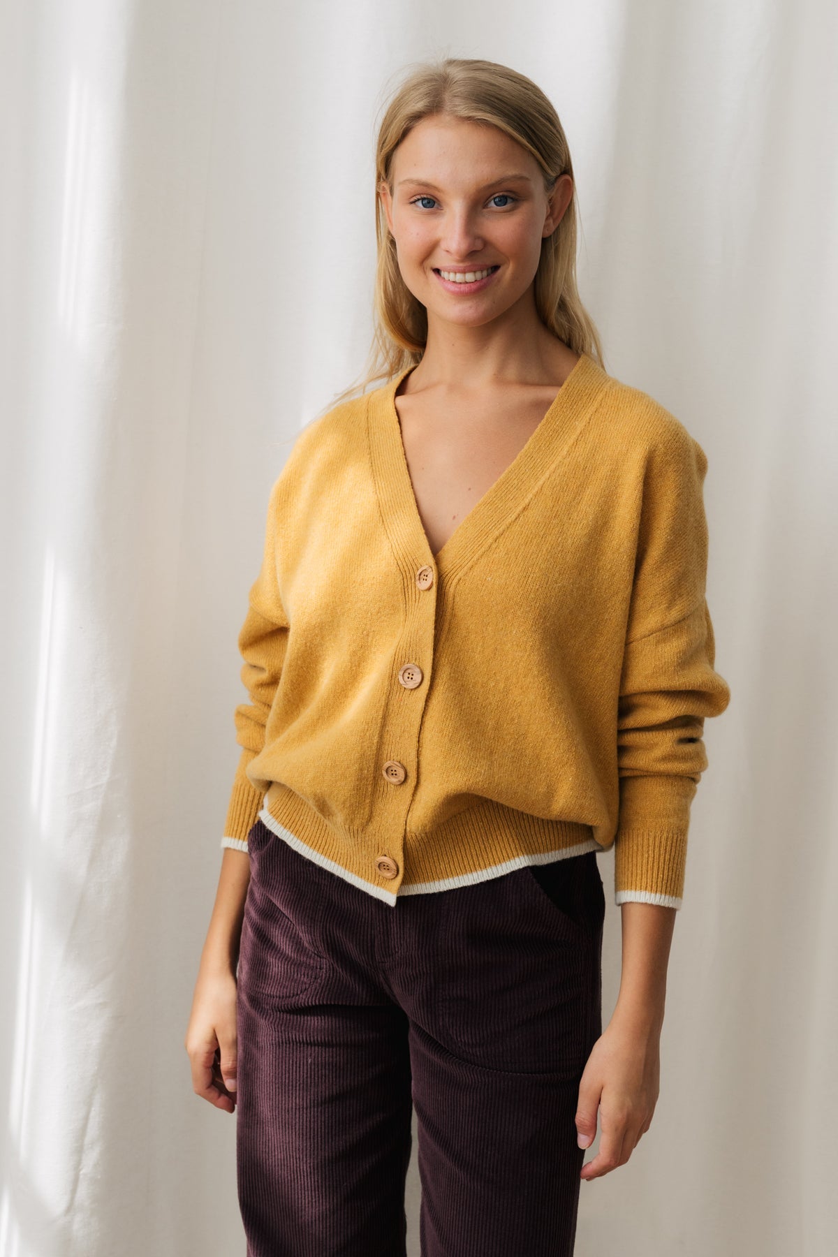 Natural wood buttons cardigan for women