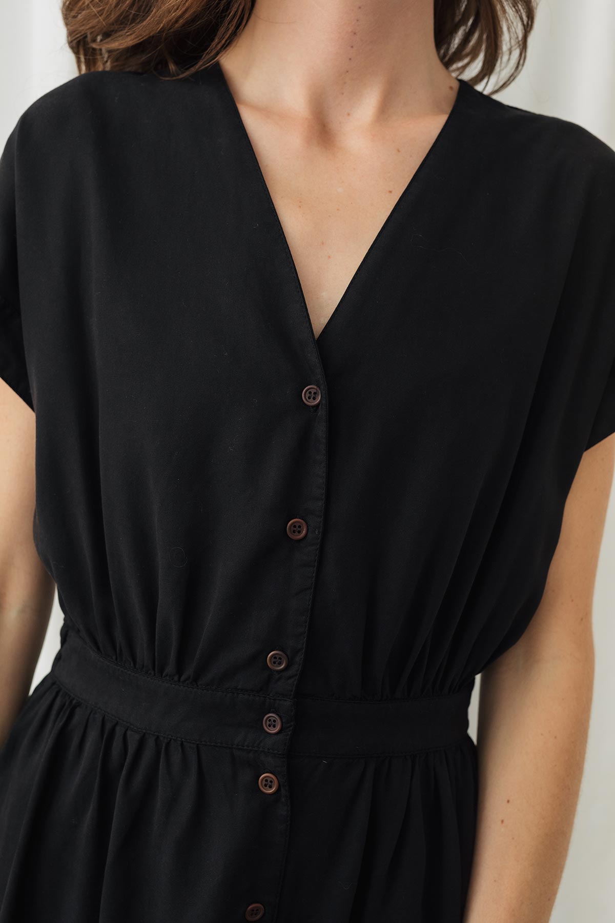 sleeveless black midi dress