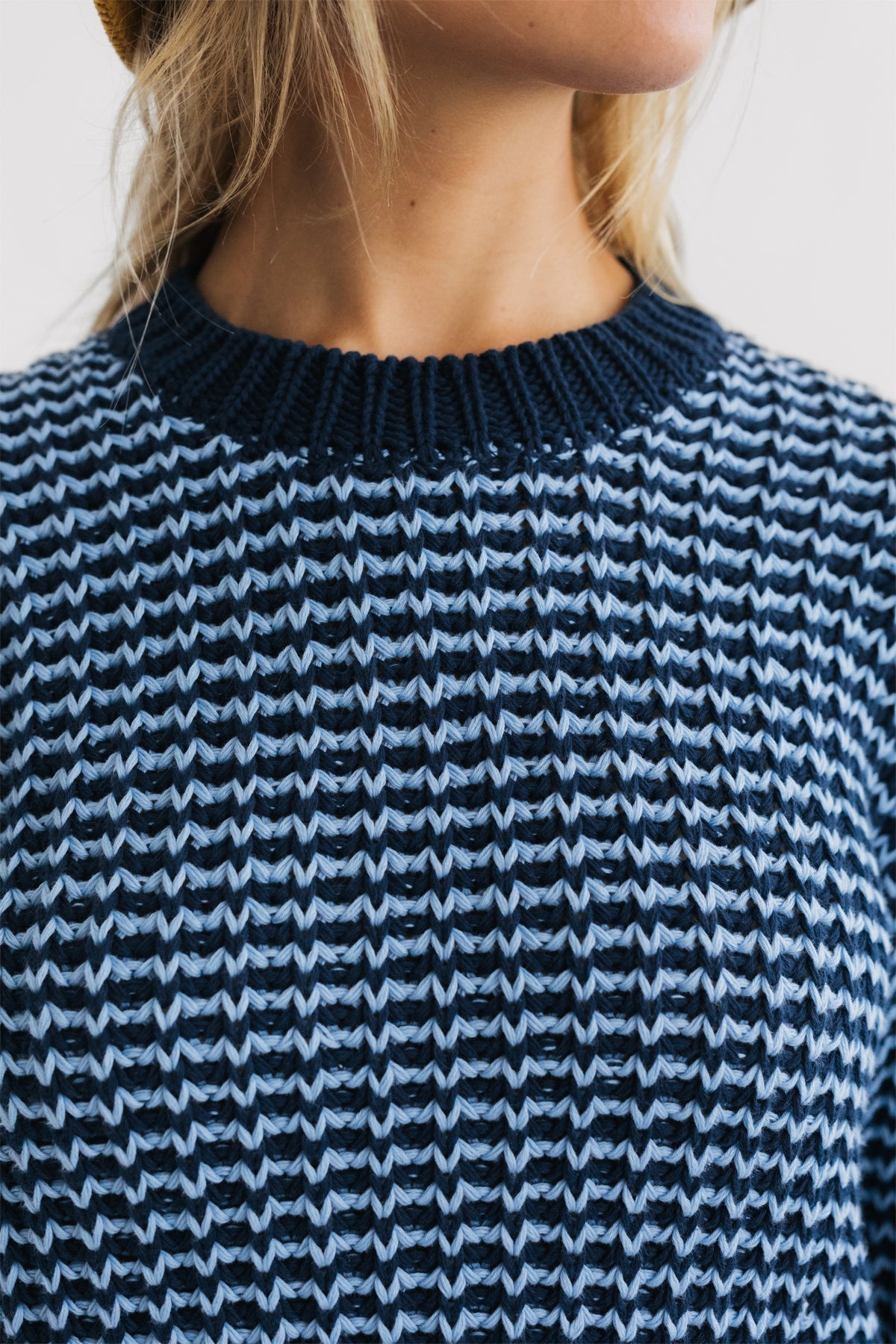 Solid blue color neckline and ribbed pattern knit