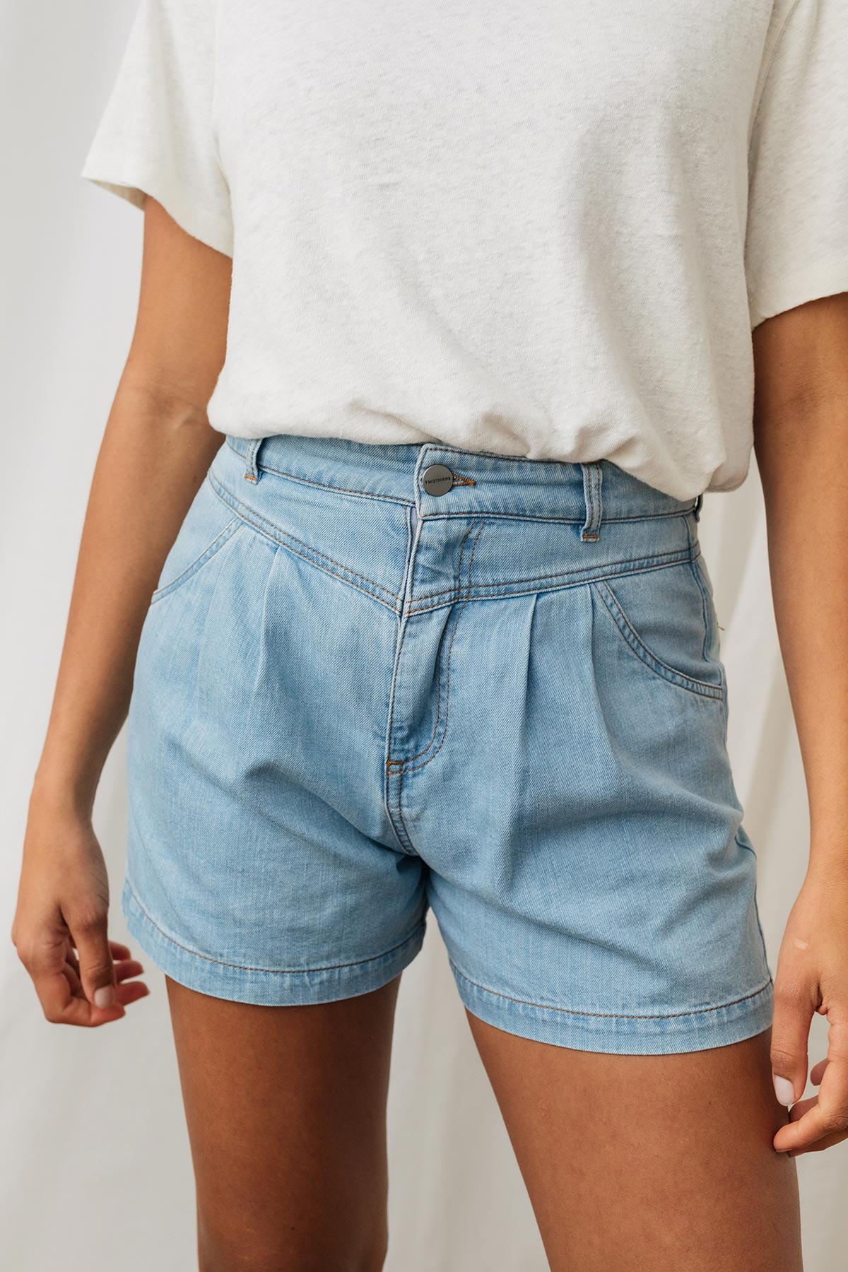 V-shaped yoke organic cotton shorts