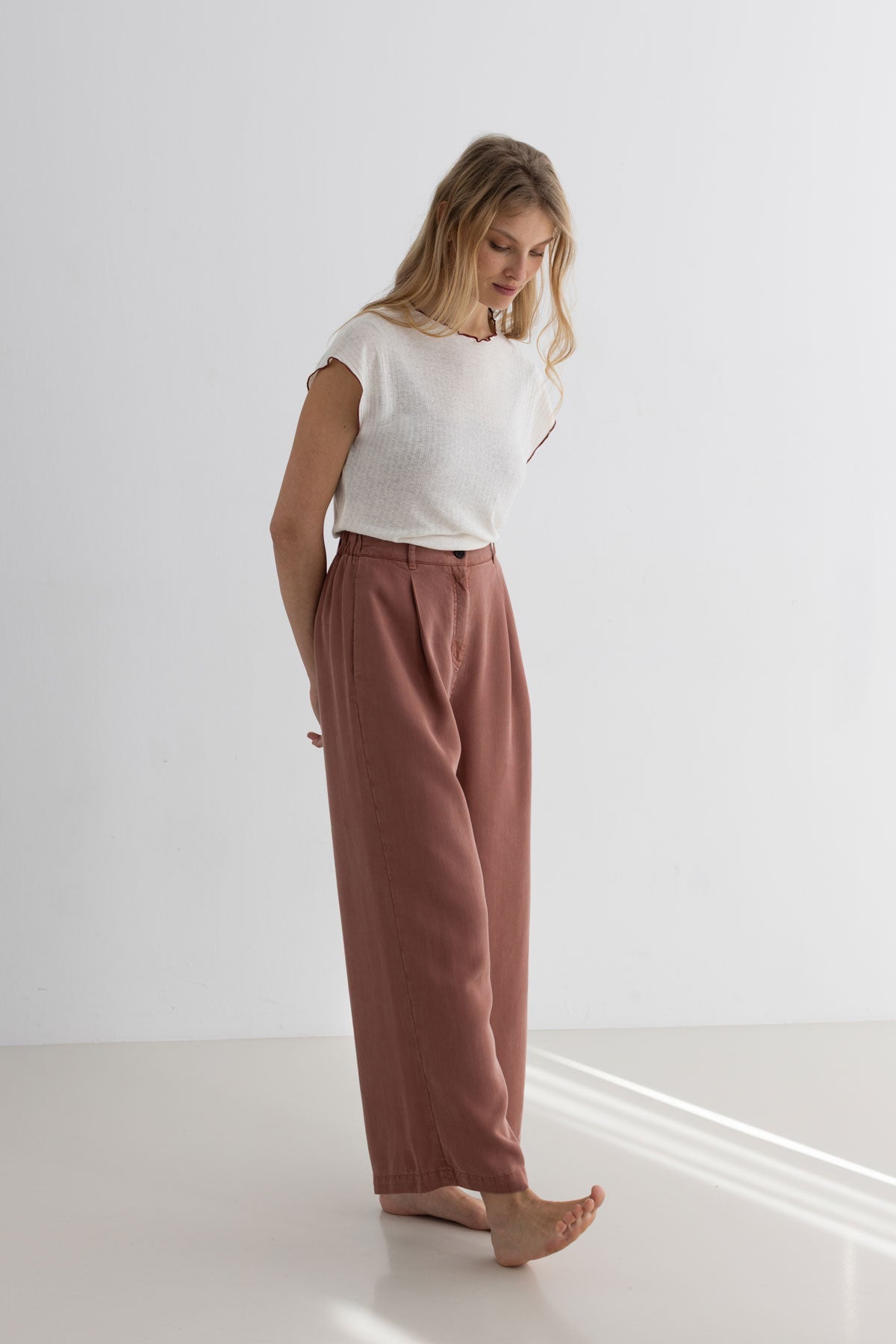 Creme ribbed tshirt women full body view front 