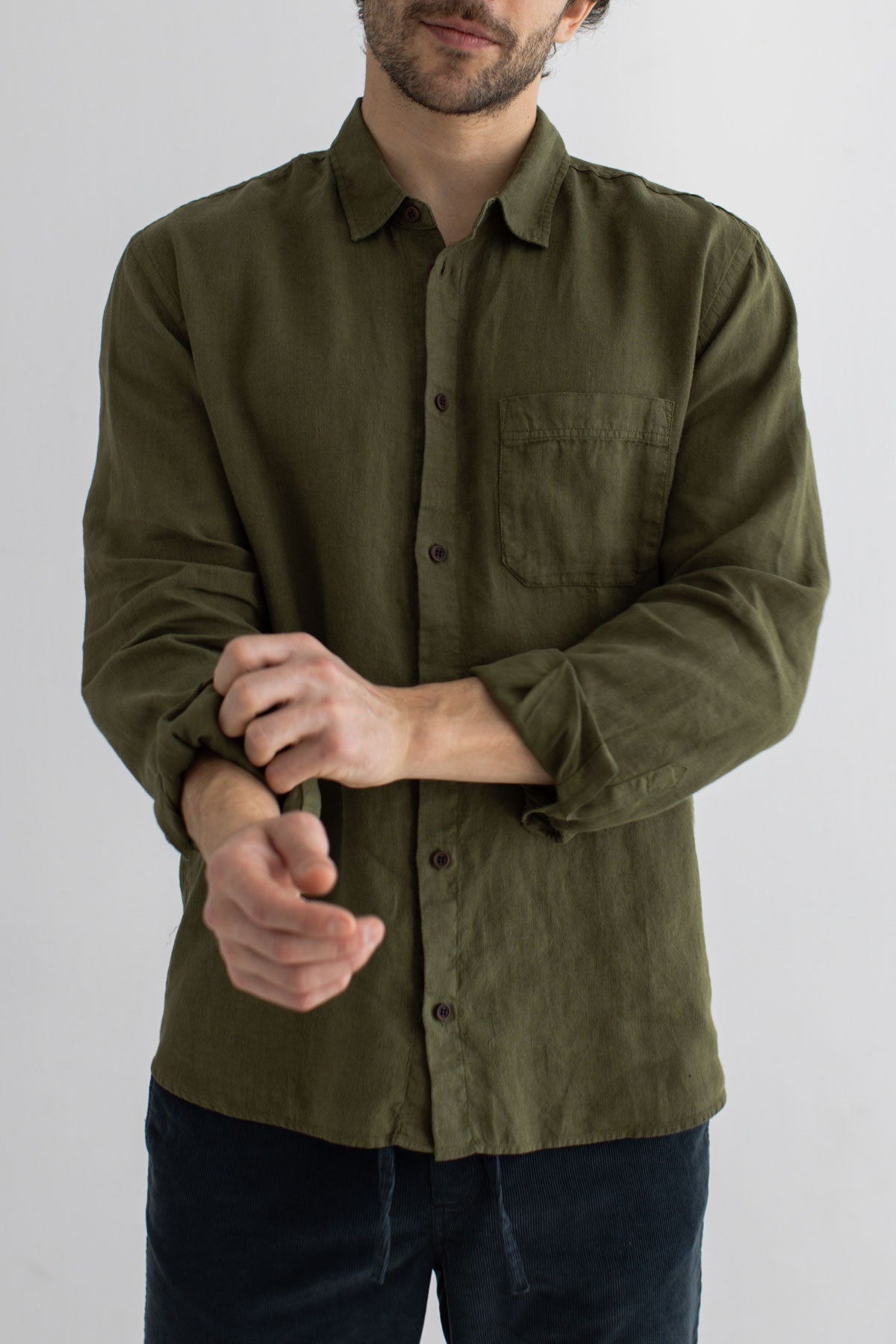 Codium green linen shirt men navy pants wear view front