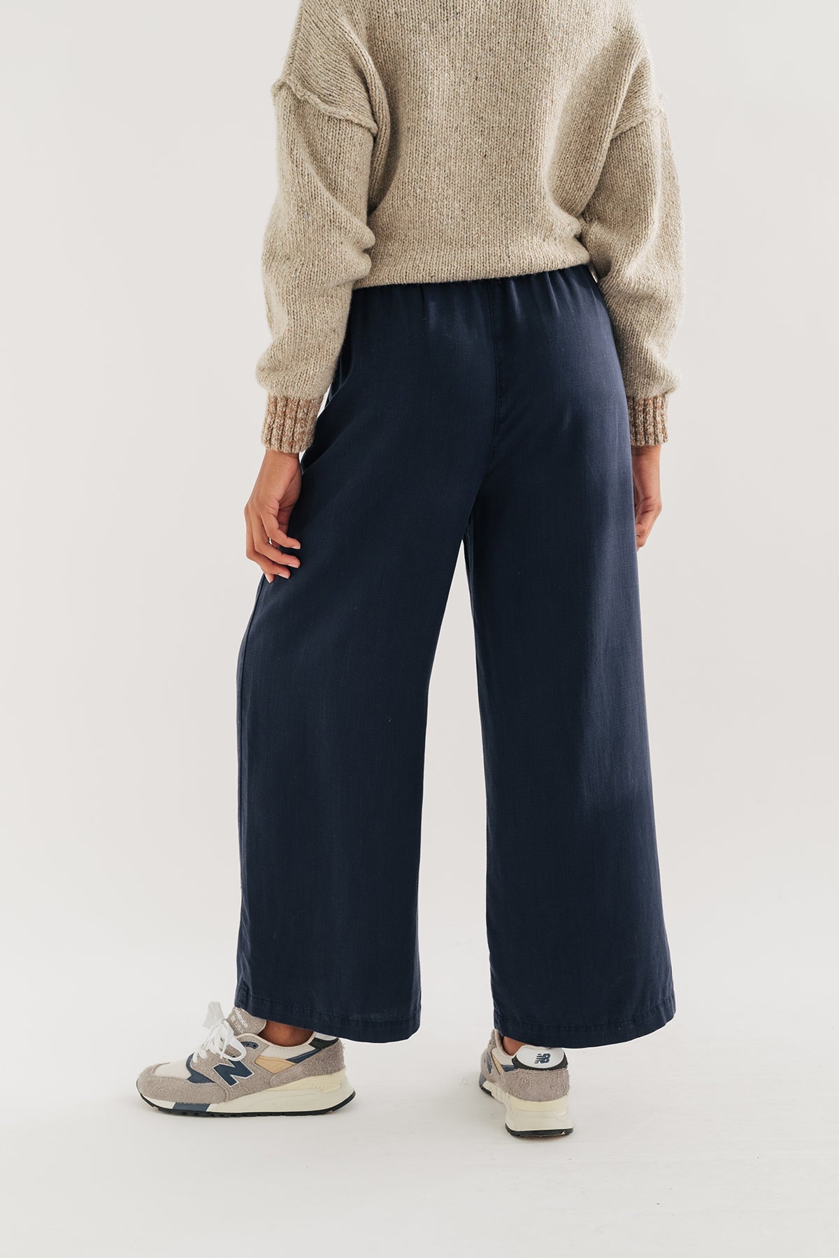 Retro-inspired outfit blue trousers.