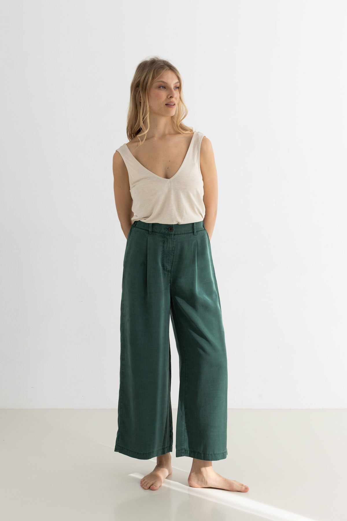 Lino sleeveless top women green pants full body view front